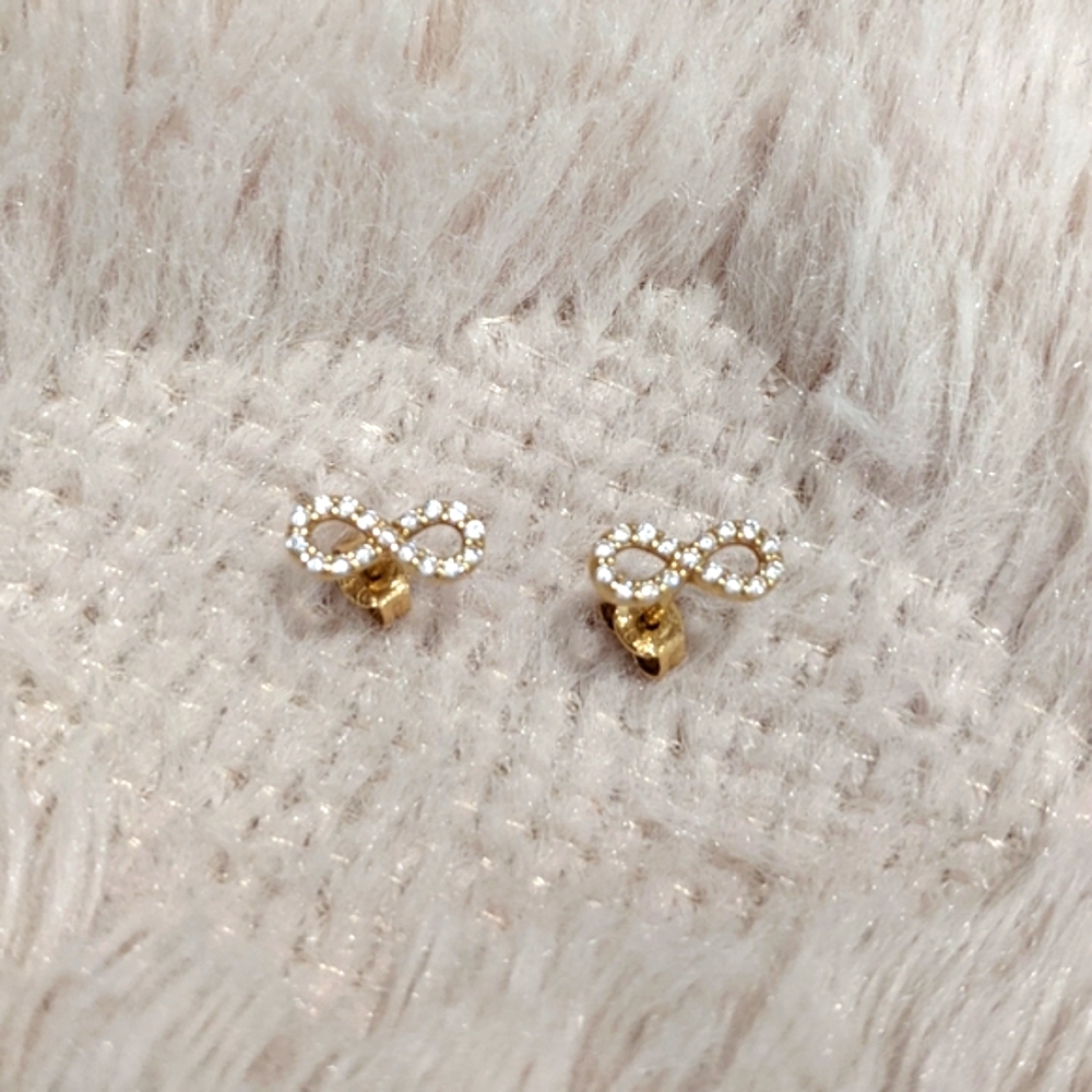 ● 18K Saudi Gold infinity earrings